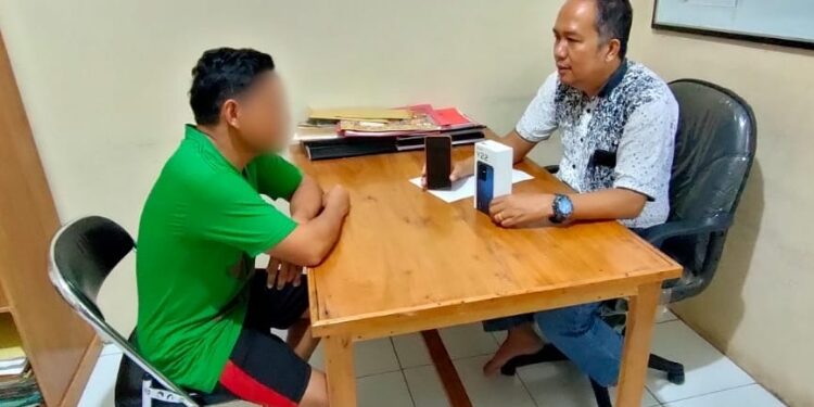FOTO: MATAKALTENG - Terduga pelaku pada saat dilakukan interogasi oleh personel Polsek Rakumpit.