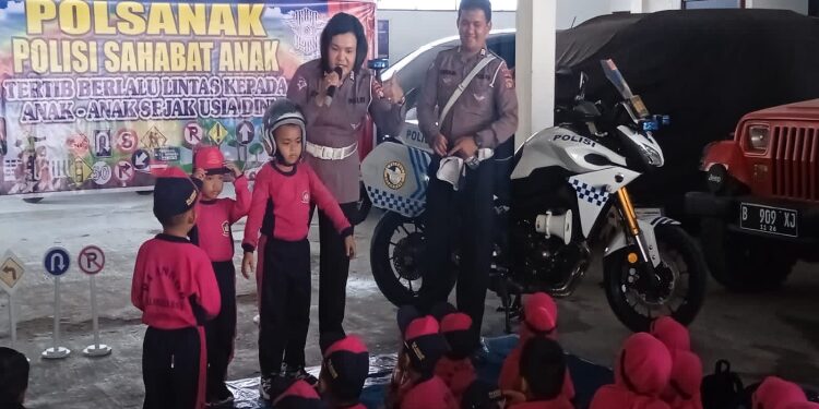 FOTO: RZL/MATAKALTENG - Personel Ditlantas Polda Kalteng, pada saat mengedukasi siswa RA An Nur Palangka Raya.