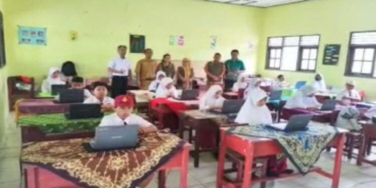 FOTO: DISDIK/MATA KALTENG - Monitoring ANBK gelombanh 1 dan 2 oleh Disdik Kotim, 27 Oktober 2023.