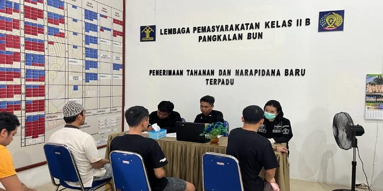 FOTO: MATAKALTENG - Para tahanan baru pada saat dilakukan proses pendataan dan pemeriksaan melalui program PANDU.
