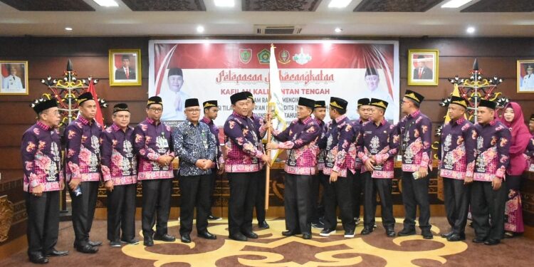 FOTO: VI/MATAKALTENG - Wagub Edy Pratowo melepas dan memberangkatkan Kafilah Kalteng menuju STQH Tingkat Nasional XXVII di Provinsi Jambi Tahun 2023.
