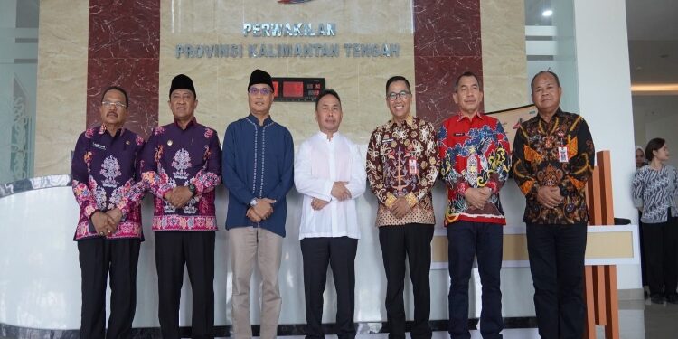 FOTO: VI/MATAKALTENG - Gubernur Sugianto Sabran, didampingi Wagub Edy Pratowo dan Sekda Nuryakin, berkunjung ke Perwakilan BPKP Kalteng.