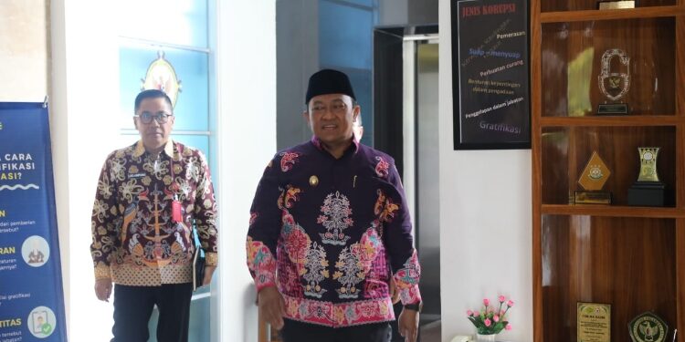 FOTO: MATAKALTENG - Wagub Edy Pratowo didampingi Sekda Nuryakin dan Kepala Bappedalitbang Leonard S. Ampung, berkunjung ke BPK RI Perwakilan Kalteng.