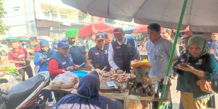 FOTO: VI/MATAKALTENG - TPID Kalteng, pada saat melakukan pemantauan harga ayam di pasar.
