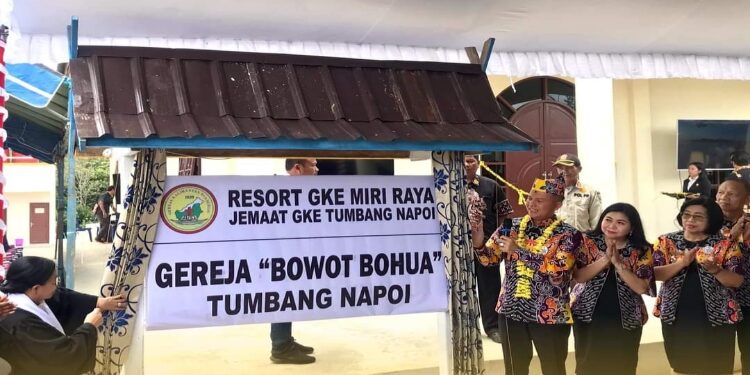 FOTO: DPU GUMAS/MATA KALTENG - Bupati Gumas Jaya S Monong didampingi Wakil Bupati Efrensia LP Umbing dan Kepala Dinas Pekerjaan Umum Baryen, menarik tirai sebagai tanda diresmikannya bangunan Gereja Bowot Bohua, di Kelurahan Tumbang Napoi, Kecamatan Miri Manasa, Rabu, 25 Oktober 2023.