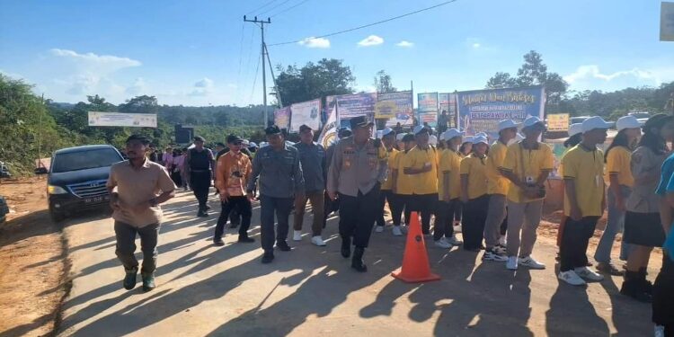 FOTO : DISKOMINFO SANTIK/MATA KALTENG - Para peserta bersiap melakukan parade pada pembukaan pesparawi VII tingkat kabupaten, di Kelurahan Tumbang Napoi, Kecamatan Miri Manasa, Rabu, 25 Oktober 2023.