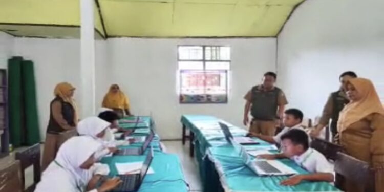 FOTO: DISDIK/MATA KALTENG - Monitoring ANBK SD Kawasan Kota Sampit oleh Disdik Kotim.