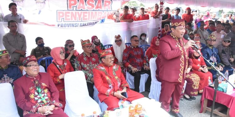 FOTO: IST/MATAKALTENG - Wagub Edy Pratowo Tinjau Pasar Penyeimbang dan Bazar UMKM dalam Rangka Hari Sumpah Pemuda.