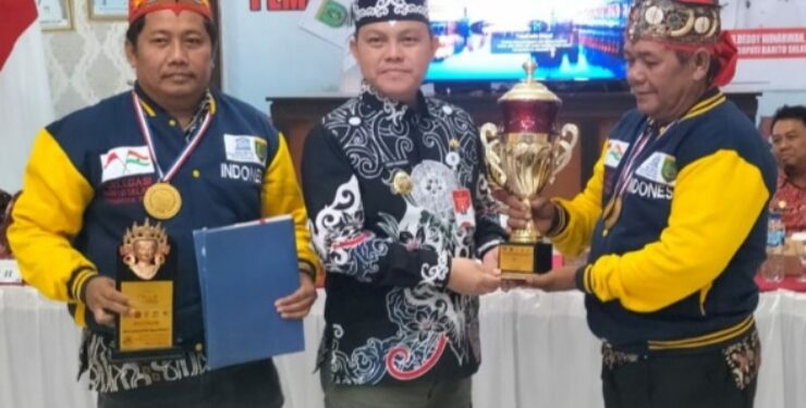 FOTO : IST/MATAKALTENG - Pj. Bupati Barsel Deddy Winarwan (tengah) memberikan penghargaan kepada Ketua Sanggar Ranu Mareh, Kutus (kanan) didampingi Kepala Disporapar Barsel Manat Simanjuntak ( kiri ).