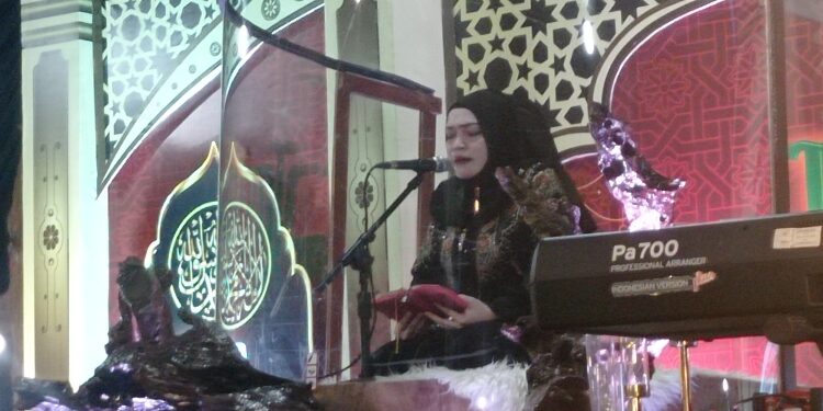 FOTO : DEVIANA/MATAKALTENG - Qoriah Internasional saat melantunkan ayat suci A-Quran di pembukaan MTQ ke-54 Kabupaten Kotim, Sabtu 28 Oktober 2023.