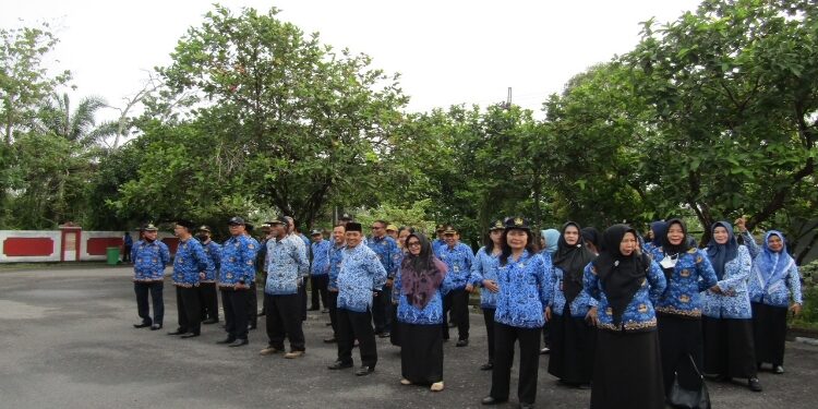 FOTO:DOK/MATA KALTENG - Sejumlah guru saat mengikuti upacara di Disdik Kotim.