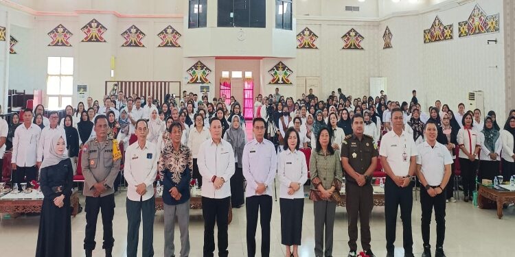 FOTO: IST/MATAKLATENG - Foto bersama seluruh peserta sosialisasi, anggota DPRD, dan jajaran Pemerintah Kabupaten Murung Raya di Gedung Pertemuan Umum (GPU) Tira Tangka Balang di Puruk Cahu, Rabu 25 Oktober 2023.