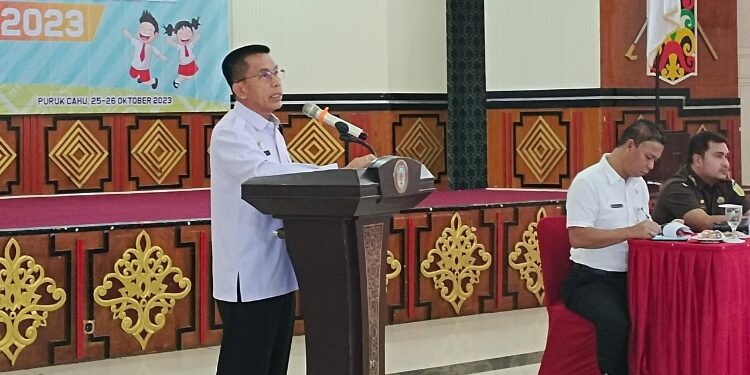 FOTO: IST/MATAKATENG - Penjabat (Pj) Bupati Murung Raya Hermon saat menyampaikan sambutan pada kegiatan sosialisasi transisi PAUD ke SD di Gedung Pertemuan Umum (GPU) Tira Tangka Balang, Rabu 25 Oktober 2033.