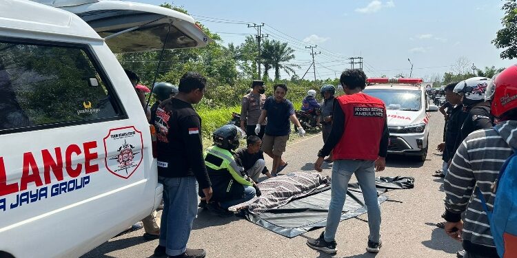 FOTO: IST/MATA KALTENG - Pengendara motor Fiz R yang tewas saat dievakuasi oleh petuga, Minggu 29 Oktober 2023.