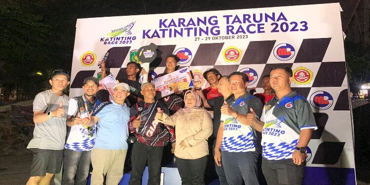 FOTO: RZL/MATAKALTENG - Foto bersama para juara Karang Taruna Katinting Race 2023, usai penyerahan hadiah.