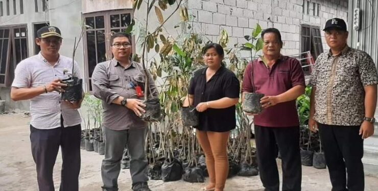 FOTO : DINAS PERTANIAN/MATA KALTENG - Kepala Dinas Pertanian Kabupaten Gumas Aryantoni (dua dari kiri) menyerahkan bantuan bibit tanaman holtikultura, berupa durian, nangkadak dan petai kepada kelompok tani Katur I, di Desa Sepang Kota, Kecamatan Sepang.