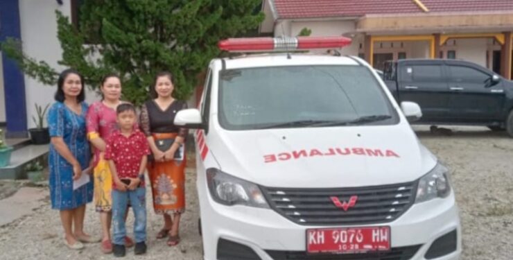 FOTO : DPRD GUMAS/MATA KALTENG - Anggota DPRD Kabupaten Gumas Lily Rusnikasi (kanan) ketika menyerahkan bantuan satu unit mobil ambulans kepada jemaat GKE Tewang Pajangan.