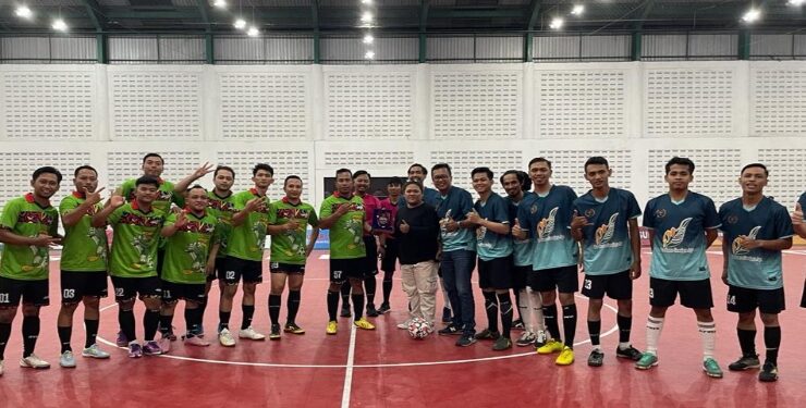 FOTO : IST/MATAKALTENG - Foto bersama antara pemain PWI Kotim dan Pelanduk FC di lapangan futsal GOR KONI Sampit, Kabupaten Kotawaringin Timur (Kotim), Sabtu, 28 Oktober 2023.