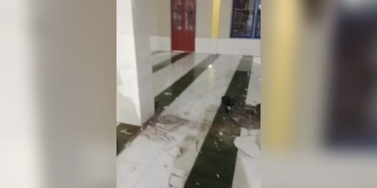 FOTO: IST/MATA KALTENG - Nampak Masjid di Desa Sungai Paring, Kecamatan Cempaga, Kotim, mengalami kerusakan akibat getaran dari gempa bumi M 4,7 yang terjadi sekitar pukul 01.21 wib dini hari. Senin, 30 Oktober 2023.
