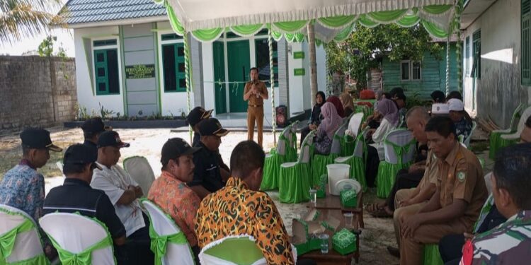 FOTO : DEVIANA/MATAKALTENG - Camat MBK saat meresmikan Polindes Pelangsian, Senin 30 Oktober 2023.