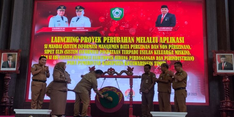FOTO : DEVIANA/MATAKALTENG - Bupati Kotim, Halikinnor dan Wakil Bupati, Irawati dan disaksikan Sekda serta tiga kepala dinas, saat meluncurkan tiga aplikasi, Senin 30 Oktober 2024.