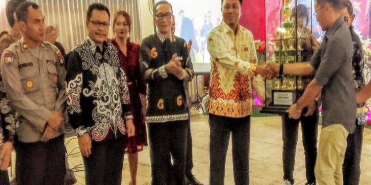 FOTO: MATAKALTENG - Penyerahan piala bergilir kepada juara Pesparawi Barsel.