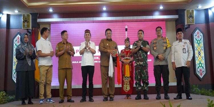 FOTO: VI/MATAKALTENG - Wagub Edy Pratowo resmi membuka kegiatan Literasi Media KPID Kalteng Tahun 2023 dengan tema “Pemilih Pemula Dukung Pemilu dan Awasi Siaran Pemilu 2024”.