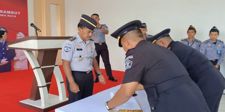 FOTO: RZL/MATAKALTENG - Penandatanganan berita acara sertijab Karutan Kelas IIA Palangka Raya.