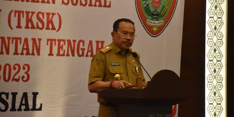 FOTO: MATAKALTENG - Sekda Kalteng, H Nuryakin, pada saat menyampaikan sambutan pada Bimtek Tenaga Kesejahteraan Sosial Kecamatan.