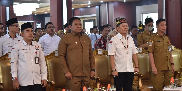 FOTO: VI/MATAKALTENG - Ketua Umum DAD Kalteng, Agustiar Sabran (dua dari kanan).