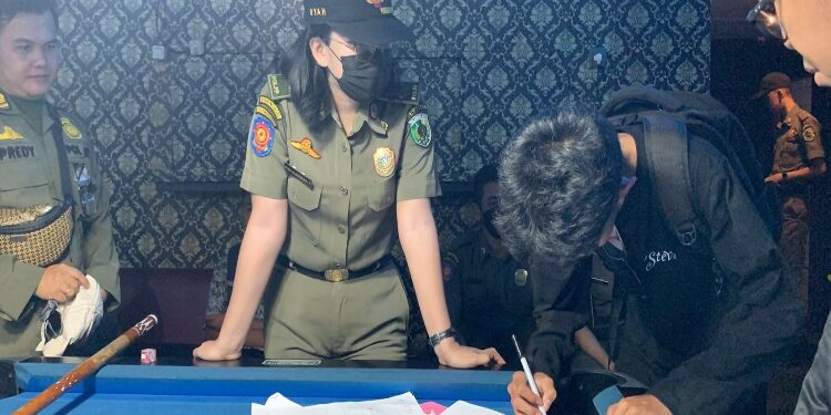 FOTO: RZL/MATAKALTENG - Salah seorang pelajar saat membuat surat pernyataan.