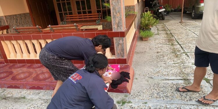 FOTO: RZL/MATAKALTENG - Bayi perempuan, saat ditemukan oleh pemilik rumah.