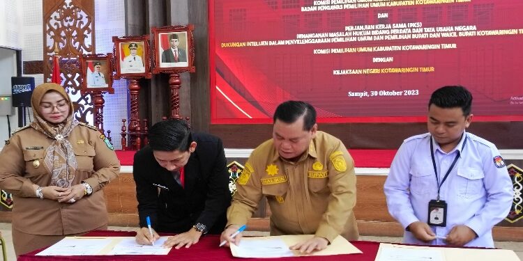 FOTO : DEVIANA/MATAKALTENG - KPU dan Bawaslu serta Bupati Kotim Halikinnor saat menandatangani NPHD, Senin 30 Oktober 2023.