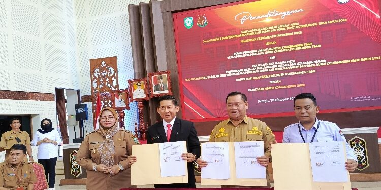 FOTO : DEVIANA/MATAKALTENG - Pemkab Kotim dan KPU serta Bawaslu saat menunjukkan NPHD, Senin 30 Oktober 2023.