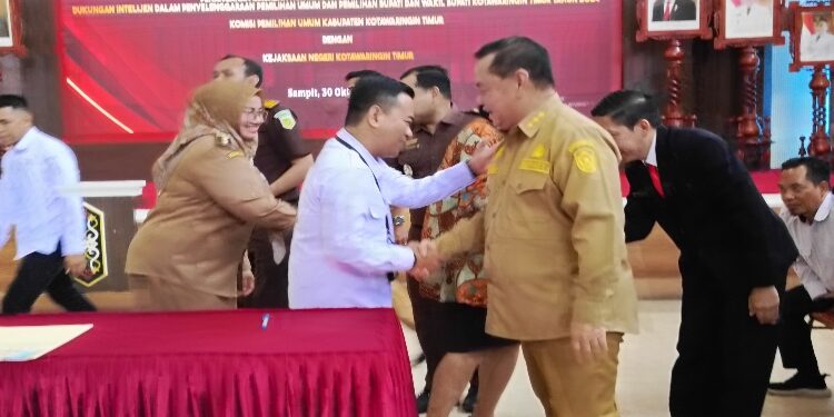 FOTO : DEVIANA/MATAKALTENG - Bupati Kotim Halikinnor saat menyapa Ketua KPU Kotim Muhammad Rifqi, Senin 30 Oktober 2023.