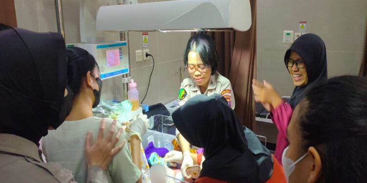 FOTO: MATAKALTENG - Bayi berjenis kelamin perempuan, pada saat dilakukan perawatan medis.