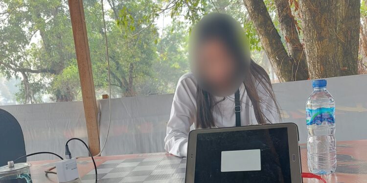 FOTO: MATAKALTENG - Korban saat melapor ke Ketua Tim Virtual Police Bidhumas Polda Kalteng, Ipda H Shamsudin.