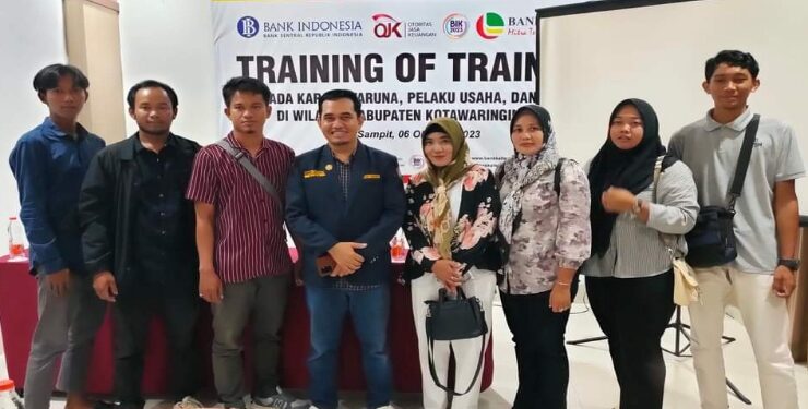 FOTO : IST/MATAKALTENG - Ketua Karang Taruna Kalteng, Chandra Ardinata (baju karang taruna) usai memberikan materi TOT pada acara Bank Kalteng beberapa waktu lalu.