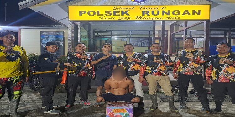 FOTO : POLSEK RUNGAN/MATA KALTENG - Pelaku KT bersama barang bukti sabu ketika diamankan di Mapolsek Rungan, Selasa, 24 Oktober 2023.
