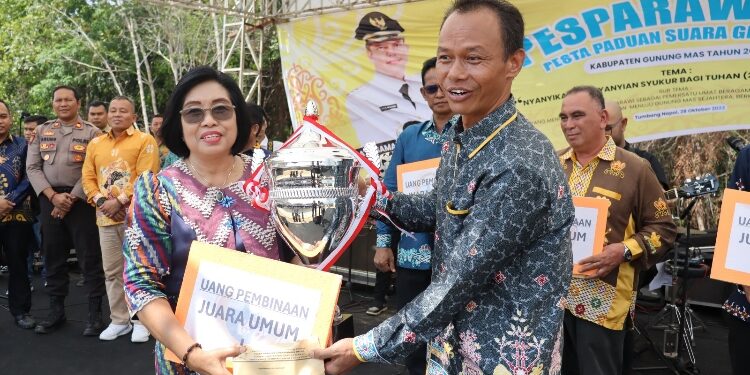 FOTO : DISKOMINFO SANTIK/MATA KALTENG - Wakil Bupati Gumas Efrensia LP Umbing menyerahkan piala juara umum dan uang pembinaan kepada pimpinan kontingen Kecamatan Kurun Iltem yang berhasil meraih juara umum pesparawi VII, di Kelurahan Tumbang Napoi, Kecamatan Miri Manasa, Sabtu, 28 Oktober 2023.