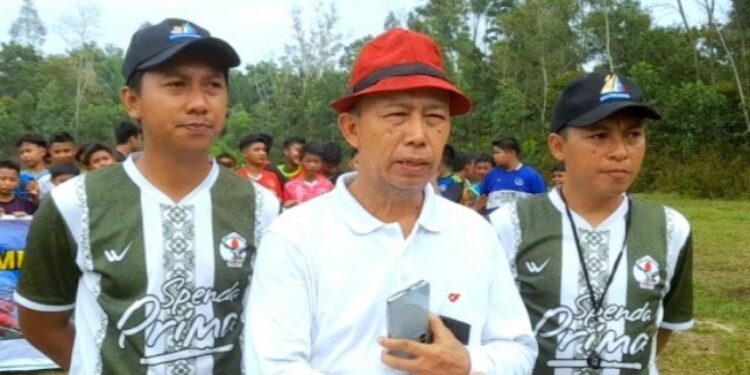 FOTO: MATAKALTENG - Kepala SMPN 2 Sampit, Abdurrahman (tengah).