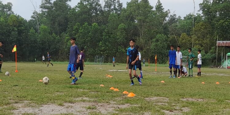 FOTO: SMPN 2 Sampit/MATA KALTENG - Latihan sepak bola bersama yang dilaksanakan SMPN 2 Sampit, 28 Oktober 2023 lalu.