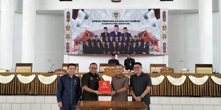 FOTO: ALDI/MATA KALTENG - Ketua DPRD Seruyan, Zuli Eko Prasetyo (dua dari kanan) saat menyerahkan keputusan perubahan atas Propemperda 2023 kepad Pj Sekda Seruyan, Bahrun Abbas (dua dari kiri) dalam rapat paripurna di Aula Gedung DPRD setempat, Senin 30 Oktober 2023.