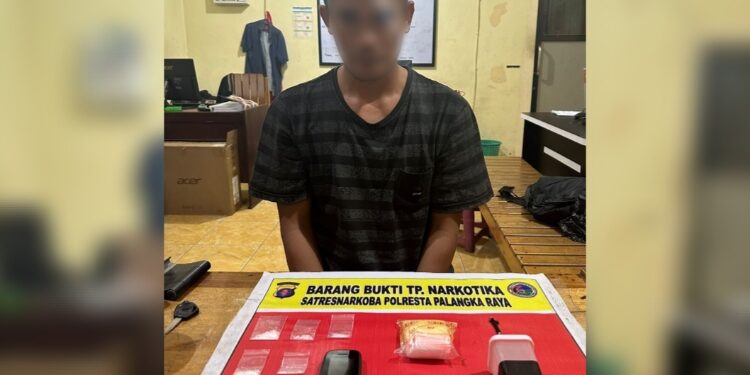 FOTO: MATAKALTENG - Terduga pelaku beserta barang bukti sabu, pada saat diamankan polisi.