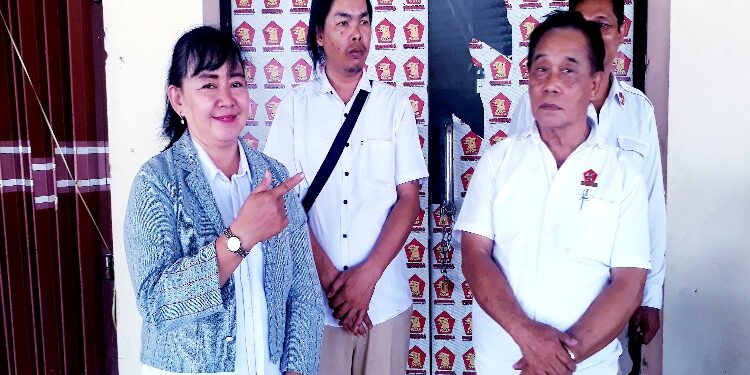 FOTO: TAUFIK/MATAKALTENG - H Ahmad Rasid di dampingi pengurus Partai Garindra Barito Selatan saat di bincangi awak media Selasa (31/10/2023)