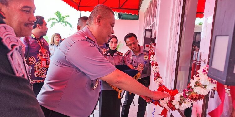 FOTO: RZL/MATAKALTENG - Kakanwil Kemenkumham Kalteng, Hendra Ekaputra, pada saat memotong pita peresmian Galery and Resto Rindu Rumah Warnarupa Rutan Kelas IIA Palangka Raya.