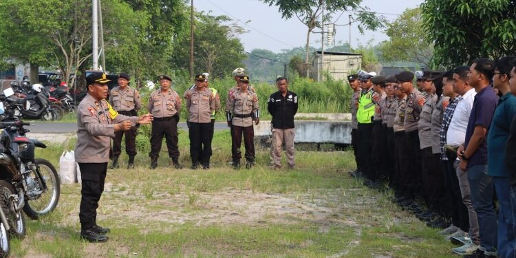 FOTO: RZL/MATAKALTENG - Kabag Ops Polresta Palangka Raya, Kompol Ganda B Napitupulu, pada saat memberikan arahan kepada para personel.