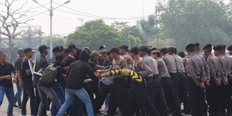 FOTO: RZL/MATAKALTENG - Personel Polda Kalteng, pada saat melaksanakan simulasi penanganan pengamanan pemilu.
