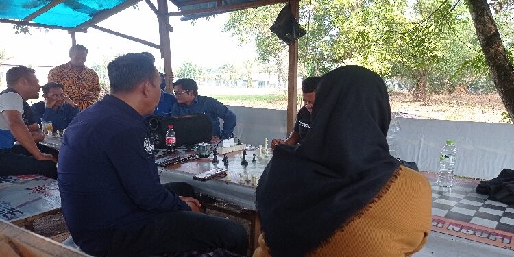 FOTO: RZL/MATAKALTENG - Janda beranak dua (baju oranye), pada saat mengadu ke Ketua Tim Virtual Police Bidhumas Polda Kalteng, Ipda H Shamsudin.