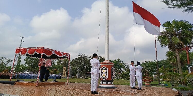 FOTO : DEVIANA/MATAKALTENG - Bupati Kotim Halikinnor saat memimpin upacara peringatan Hari Sumpah Pemuda, Selasa 31 Oktober 2023.